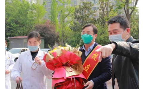 曾普華醫(yī)生抗疫歸來14天后走出隔離區(qū)：先來看看我的病人們！